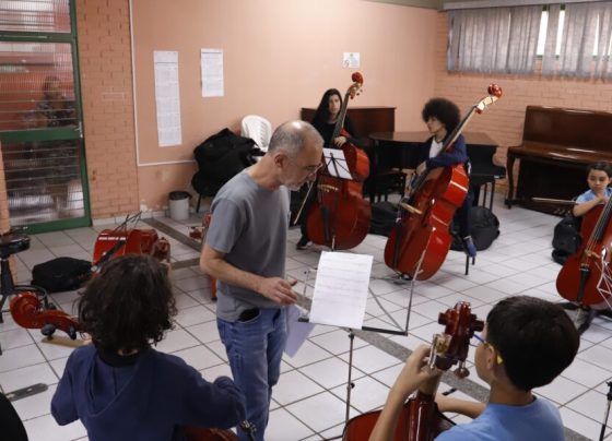 Escolas do Futuro de Goiás abrem mais de 240 vagas para formação artística em Catalão e Trindade - professor e alunos em aulas de música