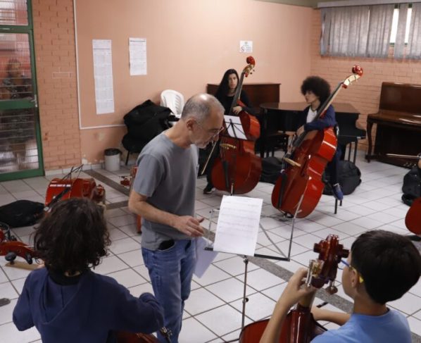 Escolas do Futuro de Goiás abrem mais de 240 vagas para formação artística em Catalão e Trindade - professor e alunos em aulas de música