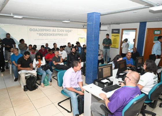Vagas para jovem aprendiz: feirão oferece mais de mil oportunidades em Goiânia - Pessoas aguardando atendimento em edições anteriores do Feirã ode Empregos