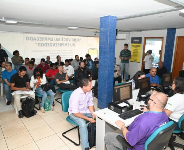 Vagas para jovem aprendiz: feirão oferece mais de mil oportunidades em Goiânia - Pessoas aguardando atendimento em edições anteriores do Feirã ode Empregos