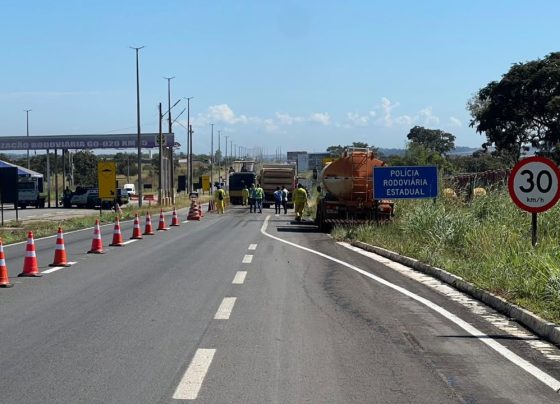 Iniciadas obras de restauração da GO-020, na Região Metropolitana de Goiânia - Posto da Polícia Rodoviária Estadual na GO-020, máquinas e trabalhadores na pista