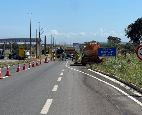 Iniciadas obras de restauração da GO-020, na Região Metropolitana de Goiânia - Posto da Polícia Rodoviária Estadual na GO-020, máquinas e trabalhadores na pista