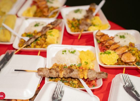 Governo de Goiás está com inscrições abertas para a Vila Gastronômica do Natal do Bem 2026 - mesa posta com quatro pratinhos de jantinha