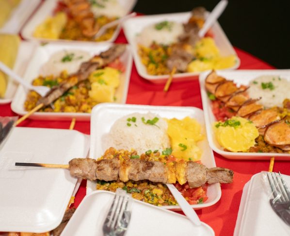 Governo de Goiás está com inscrições abertas para a Vila Gastronômica do Natal do Bem 2026 - mesa posta com quatro pratinhos de jantinha