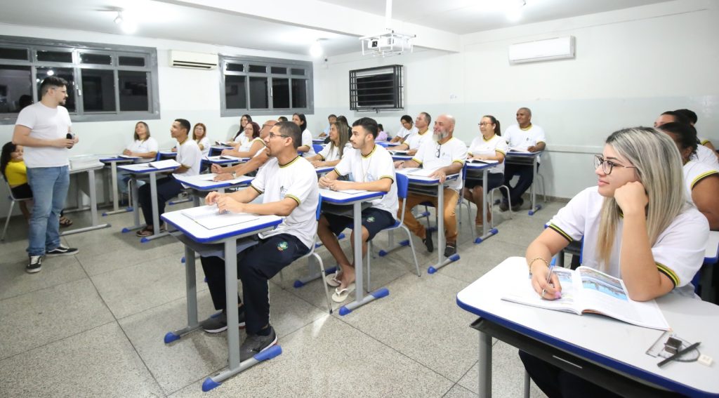 Matrículas para EJA poderão ser feitas a partir do próximo dia 22 - professor e alunos em sala de aula da EJA