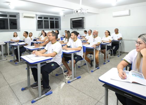 Matrículas para EJA poderão ser feitas a partir do próximo dia 22 - professor e alunos em sala de aula da EJA