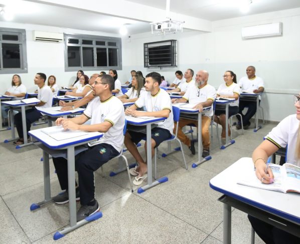 Matrículas para EJA poderão ser feitas a partir do próximo dia 22 - professor e alunos em sala de aula da EJA