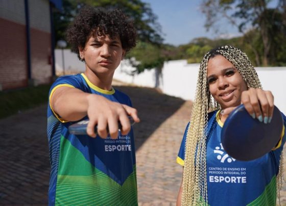 Cepi do Esporte abre 80 vagas para 8º ano do ensino fundamental em 2027 - aluno e aluna do cepi segurando disco