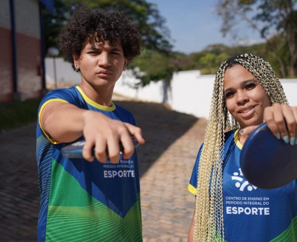 Cepi do Esporte abre 80 vagas para 8º ano do ensino fundamental em 2027 - aluno e aluna do cepi segurando disco