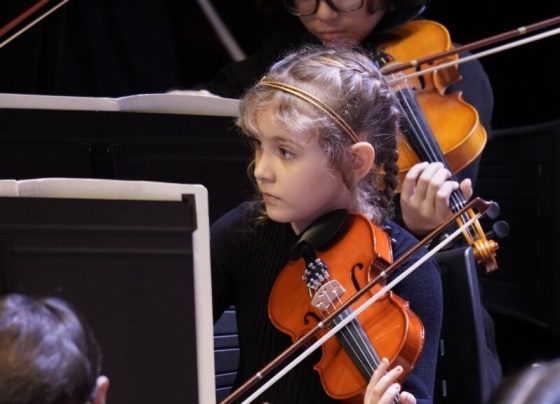 Basileu França leva clássicos infantis e temas de filmes ao palco - crianças no palco tocando instrumentos