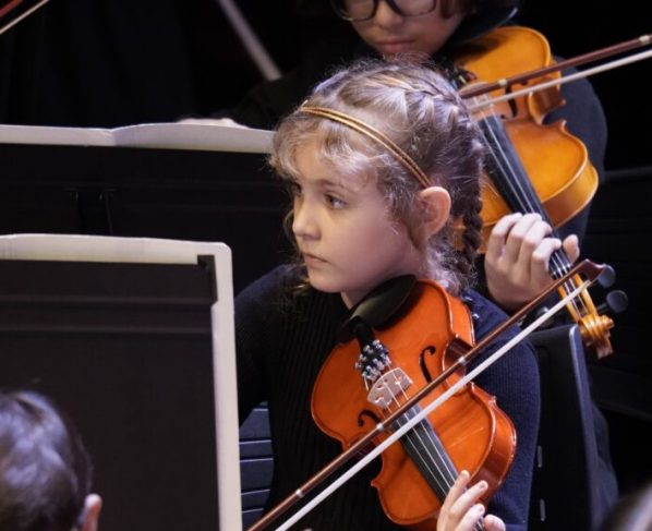 Basileu França leva clássicos infantis e temas de filmes ao palco - crianças no palco tocando instrumentos