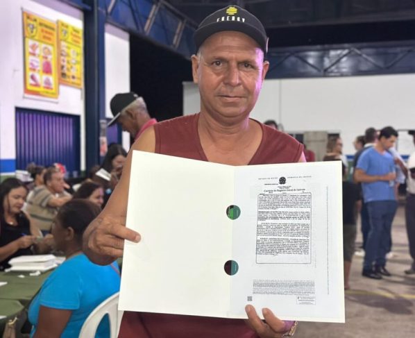 Agehab põe fim à espera de 70 anos por escritura em Acreúna - homem segurando escritura