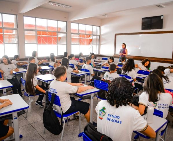 Governo de Goiás convoca mais 250 professores aprovados em concurso público - profssora e alunos em sala de aula