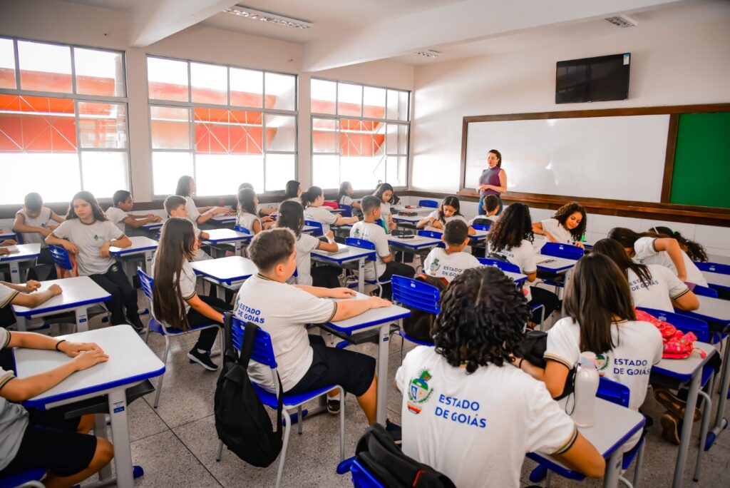 Governo de Goiás convoca mais 250 professores aprovados em concurso público - profssora e alunos em sala de aula