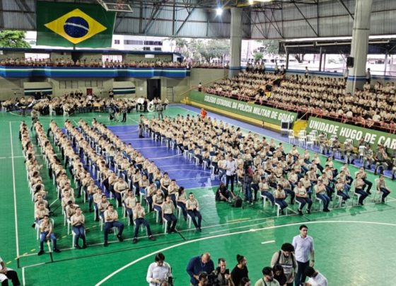 Governo de Goiás abre inscrições para mais de 10 mil vagas nos Colégios Militares - alunos enfileirados e fardados em quadra esportiva de CEPMG