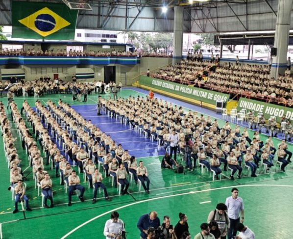 Governo de Goiás abre inscrições para mais de 10 mil vagas nos Colégios Militares - alunos enfileirados e fardados em quadra esportiva de CEPMG