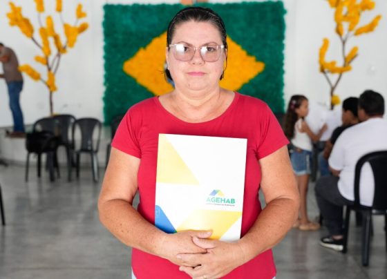 Governo de Goiás entrega escrituras de casas a custo zero em Faina