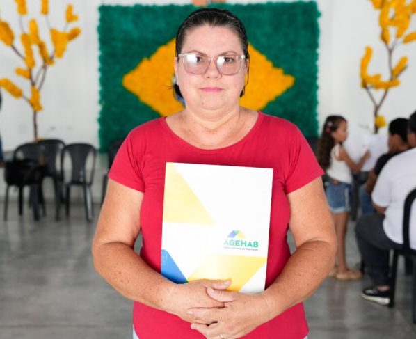 Governo de Goiás entrega escrituras de casas a custo zero em Faina