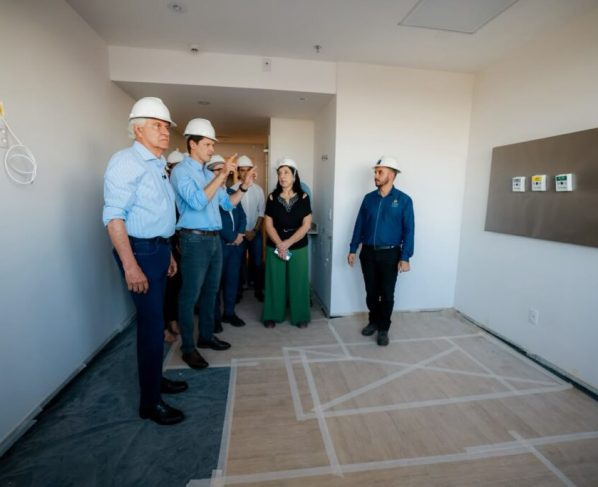 Daniel Vilela vistoria obras do novo Hugo e garante funcionamento em 2027