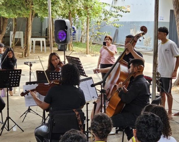 Orquestra Filarmônica leva música clássica a escolas na semana do Dia das Crianças