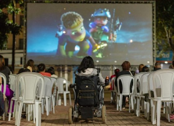 Cine Leitura do Bem leva programação gratuita a cinco municípios goianos - Crianças em sessão de cinema do projeto