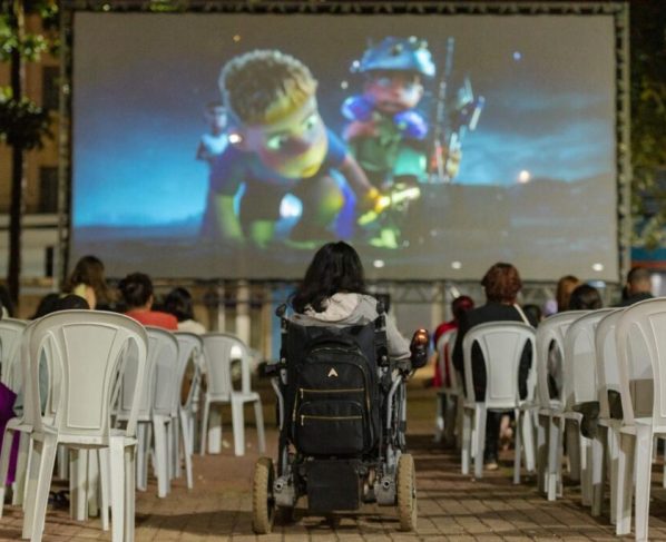 Cine Leitura do Bem leva programação gratuita a cinco municípios goianos - Crianças em sessão de cinema do projeto